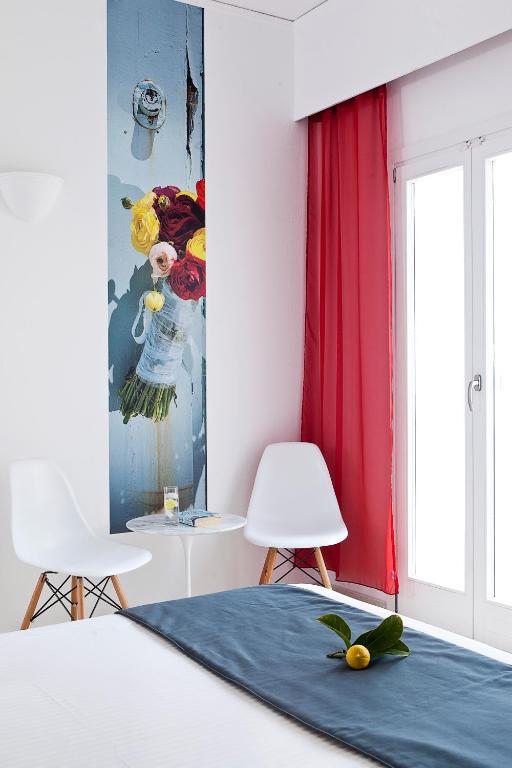 Postel nebo postele na pokoji v ubytování Acqua Vatos Santorini Hotel