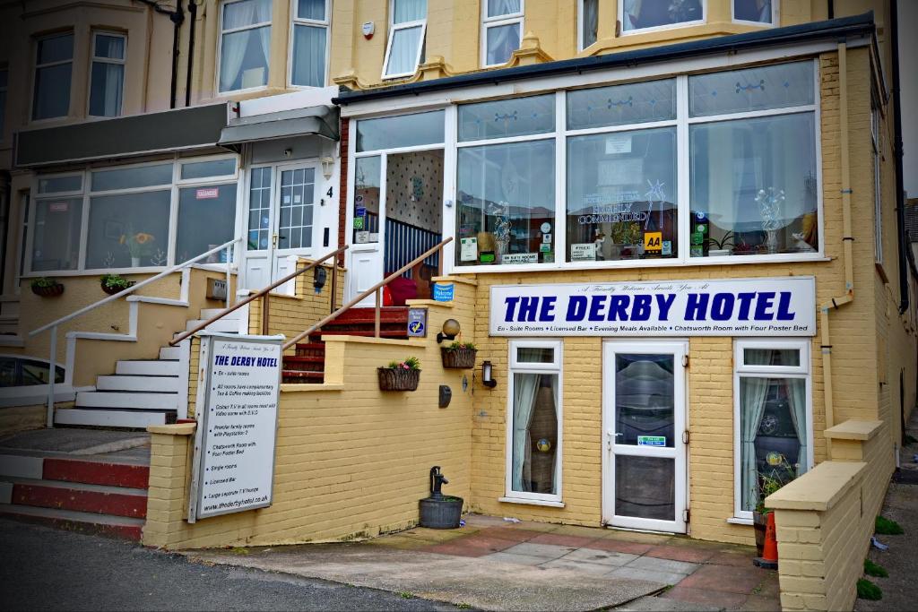 ブラックプールにあるThe Derby Hotelの乳製品ホテルの看板が施された黄色の建物