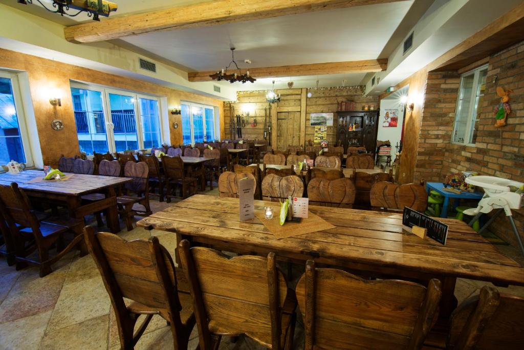 Reštaurácia alebo iné gastronomické zariadenie v ubytovaní Hotel Biathlon Sport & Spa