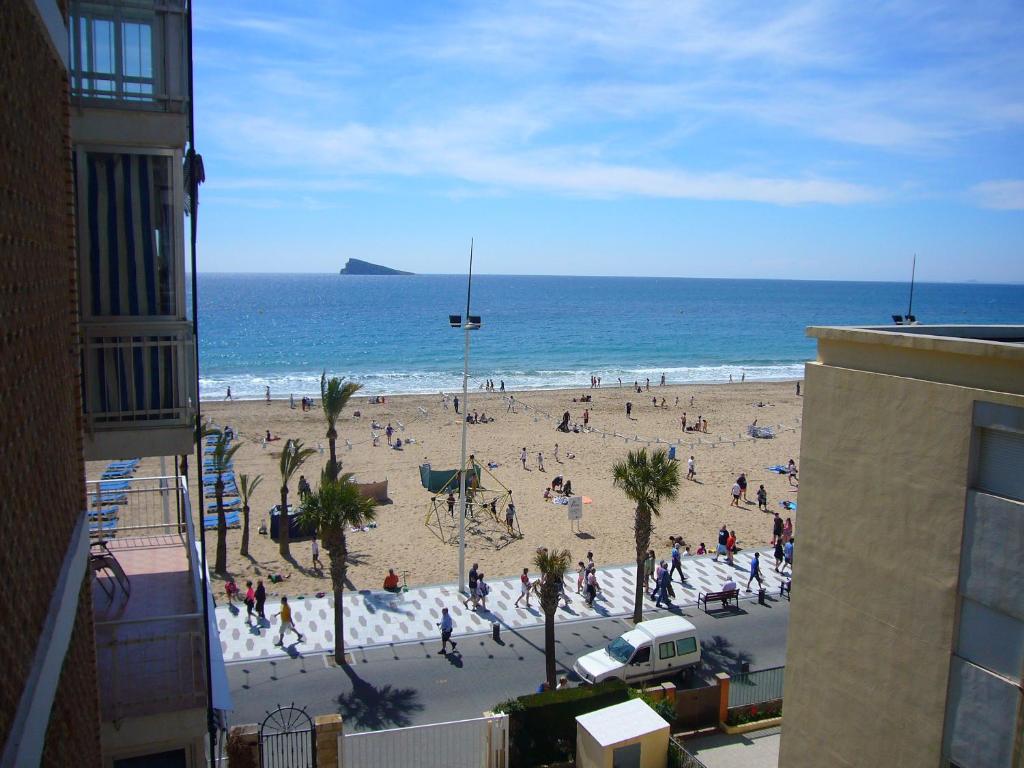 um grupo de pessoas numa praia perto do oceano em Mar y Vent - Fincas Arena em Benidorm