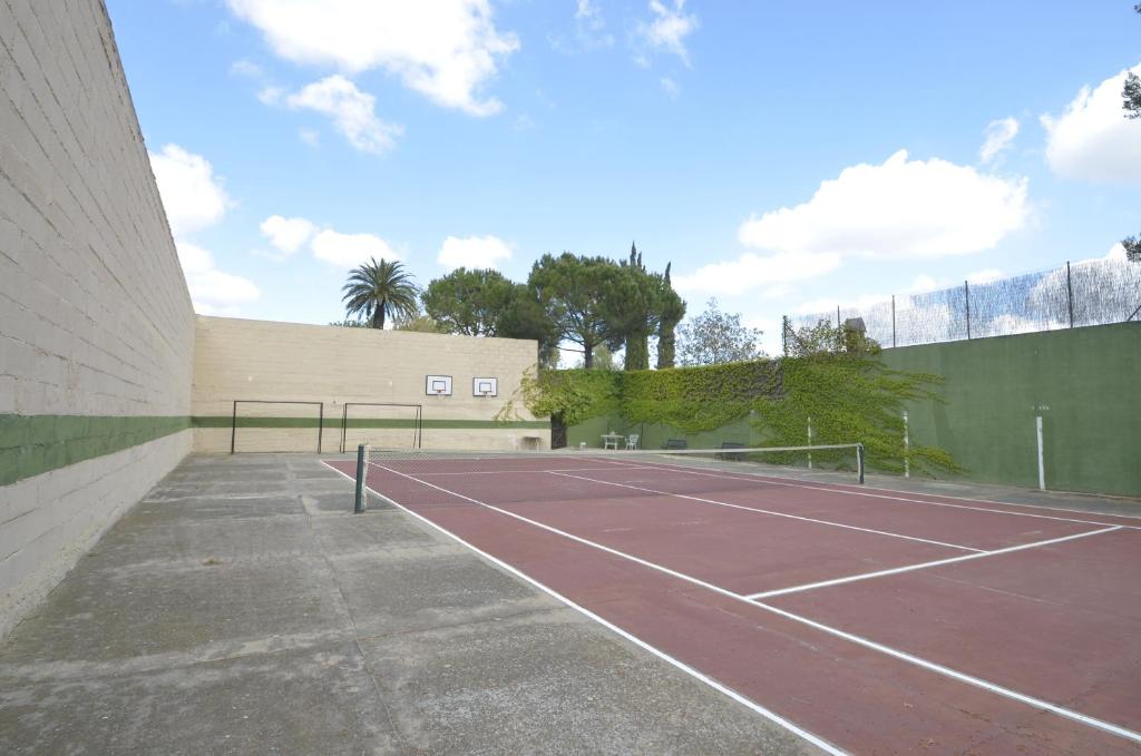Tenis a/nebo squash v ubytování Comarquinal Bioresort Penedes nebo okolí