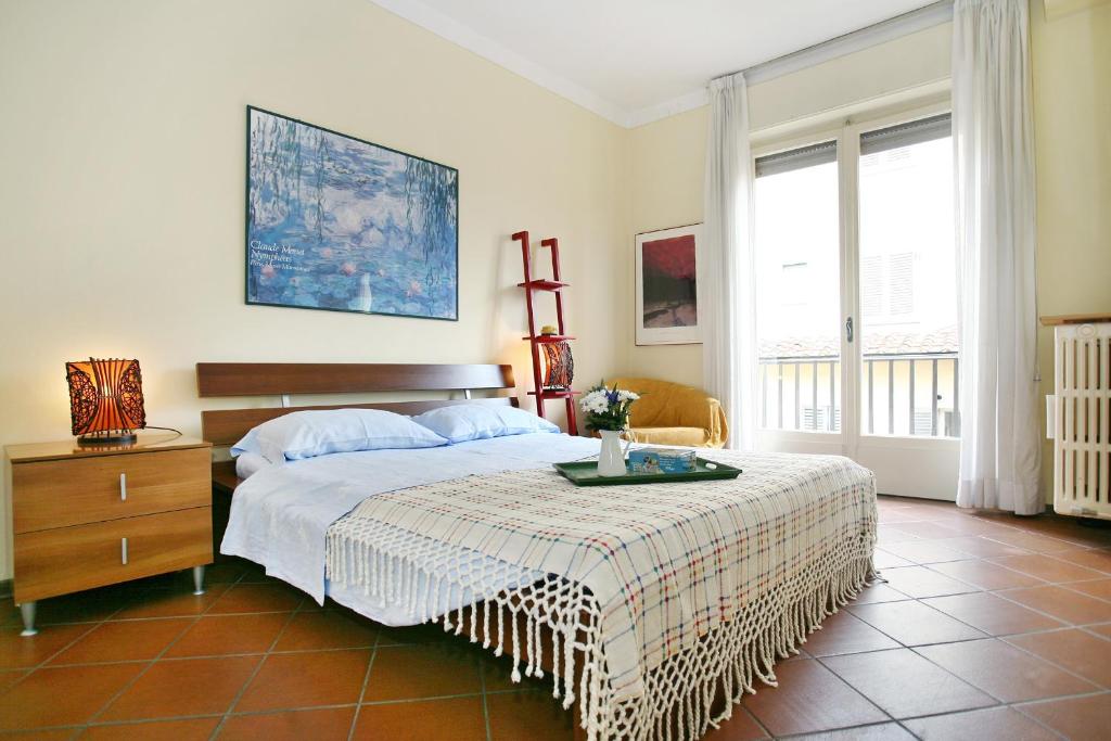 フィレンツェにあるTorre Lambertescaのベッドルーム1室(ベッド1台、ドレッサー、窓付)