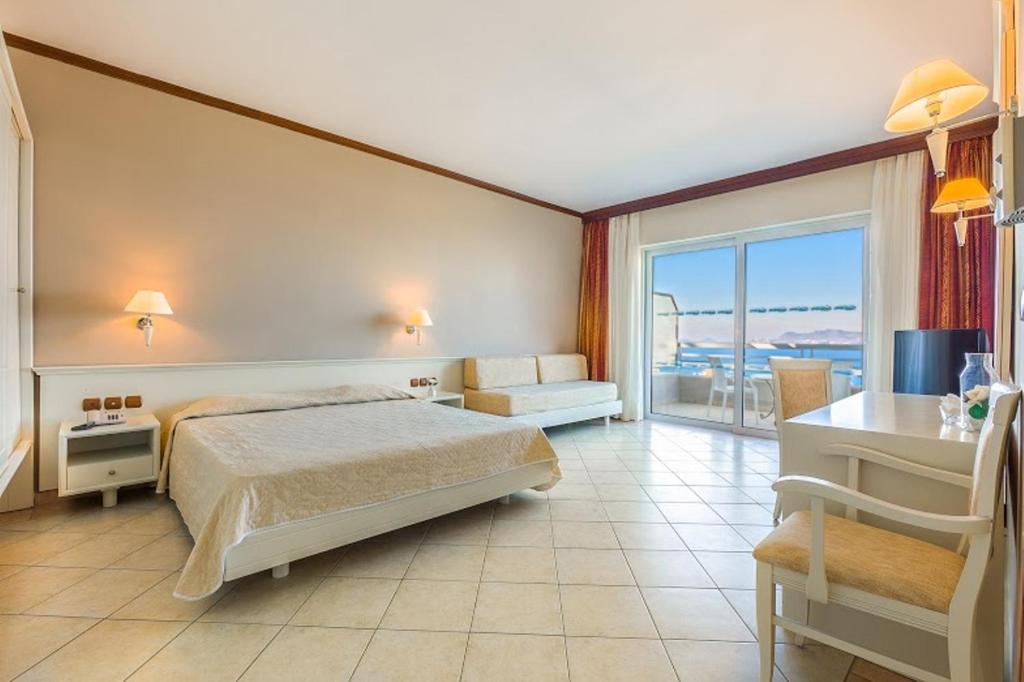 Postel nebo postele na pokoji v ubytování Kipriotis Aqualand Hotel