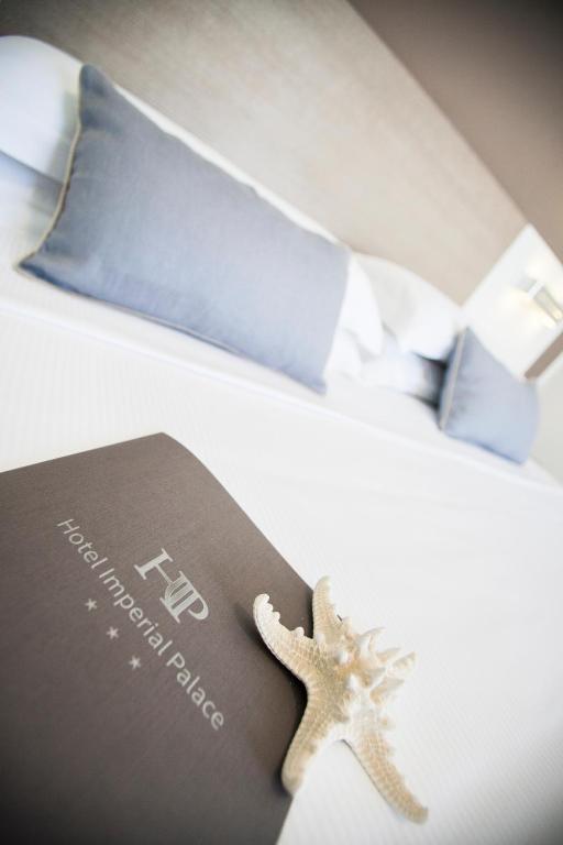 Postel nebo postele na pokoji v ubytování Hotel Imperial Palace
