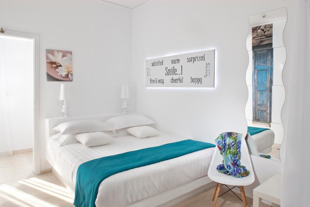 Postel nebo postele na pokoji v ubytování Acqua Vatos Santorini Hotel