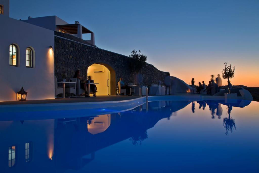 Bazén v ubytovaní Carpe Diem Santorini alebo v jeho blízkosti