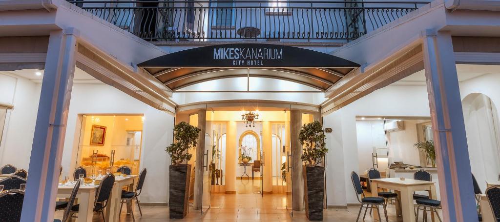 une salle à manger avec des tables et des chaises dans un bâtiment dans l'établissement Mikes Kanarium City Hotel, à Larnaka