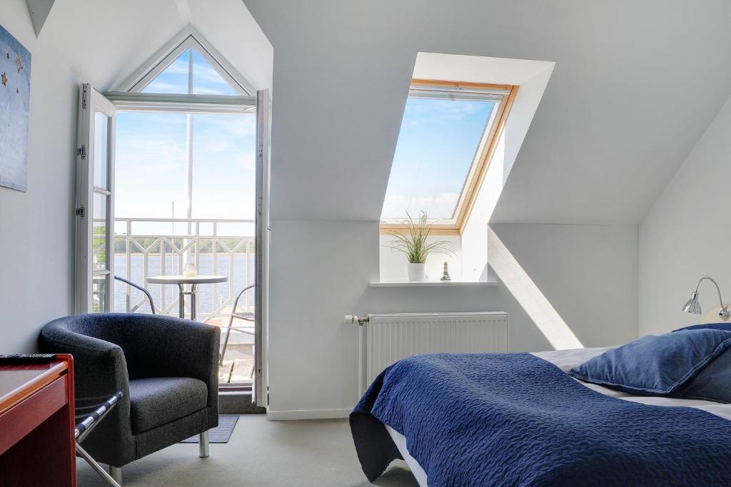 Postel nebo postele na pokoji v ubytování Hotel Nysted Havn
