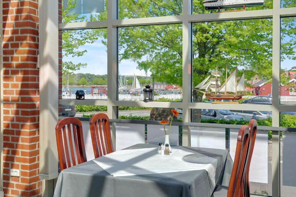Restaurace v ubytování Hotel Nysted Havn