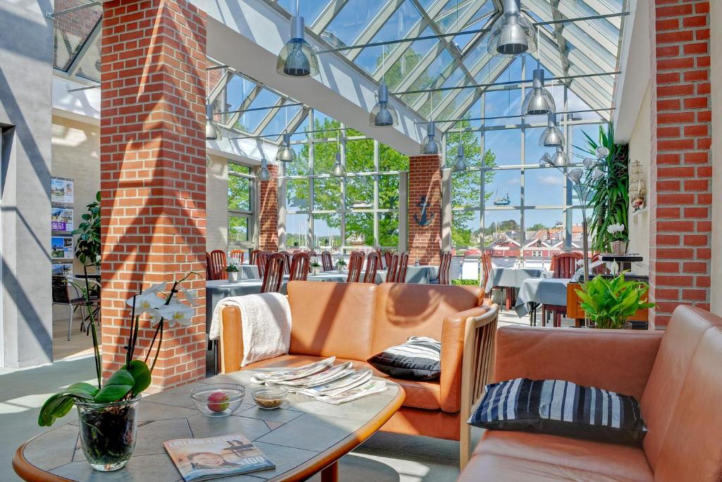 Posezení v ubytování Hotel Nysted Havn
