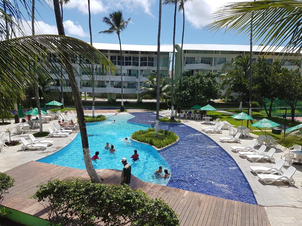 un grupo de personas en una piscina en un hotel en RESORT ANCORAR FLAT 6102, en Porto de Galinhas