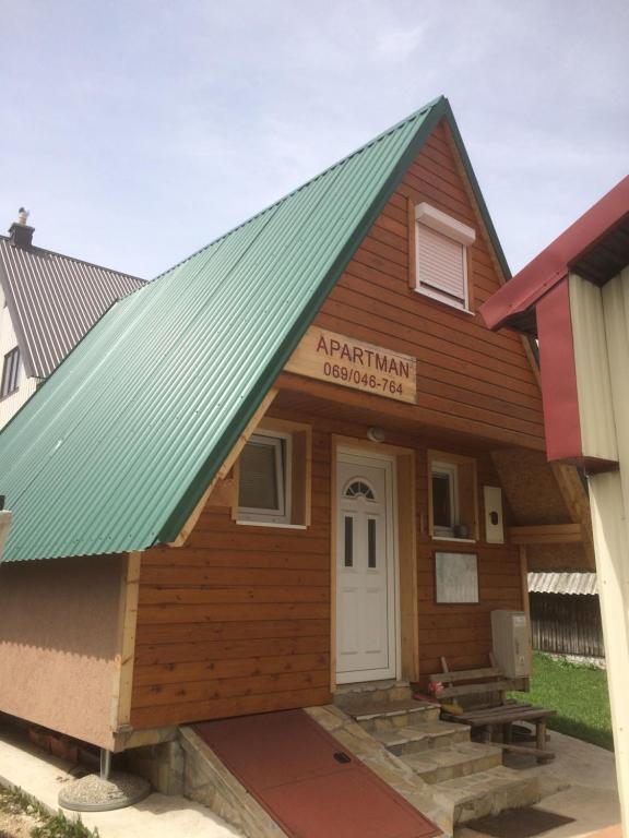 un pequeño edificio con techo verde en Apartment MG, en Žabljak