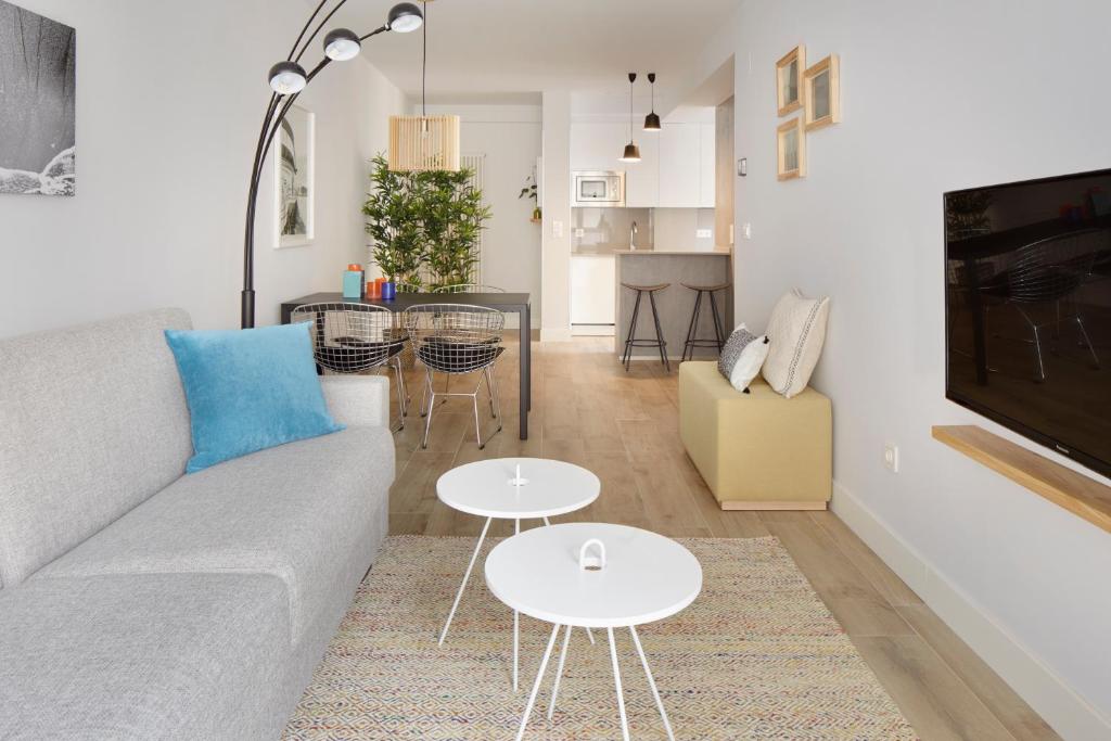 Televízia a/alebo spoločenská miestnosť v ubytovaní Marina Suite by FeelFree Rentals
