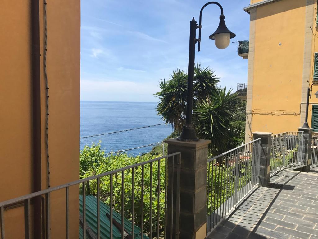 una luz de la calle en un balcón con vistas al océano en Sole Terra Mare en Corniglia
