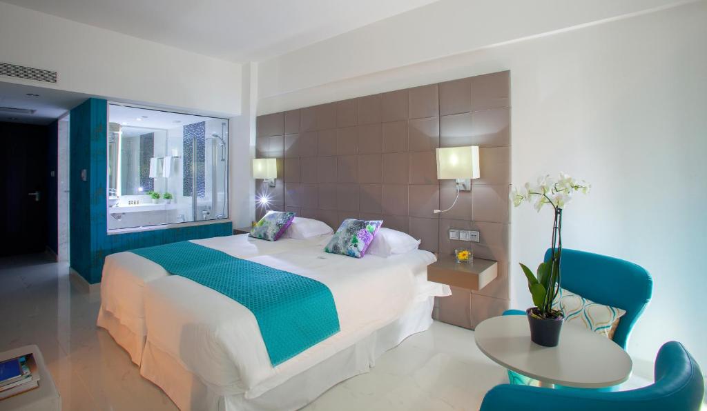 King Evelthon Beach Hotel & Resort - 游泳室