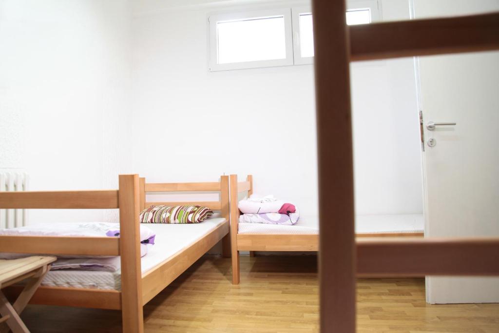 sypialnia z 2 łóżkami piętrowymi i oknem w obiekcie Hostel Jellostone w Belgradzie