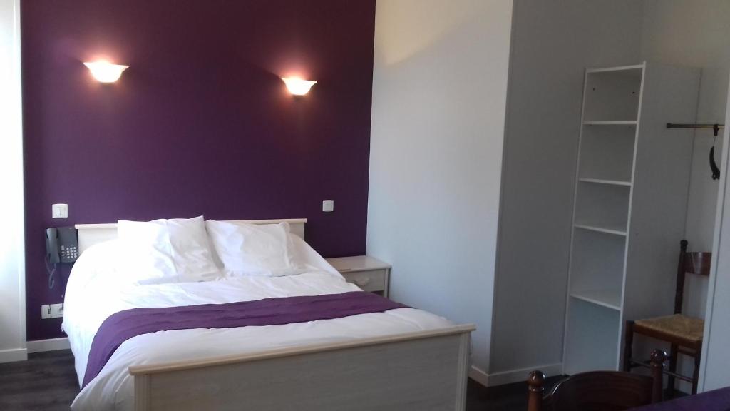 Ένα ή περισσότερα κρεβάτια σε δωμάτιο στο Logis hôtel restaurant Auberge de la Cloche