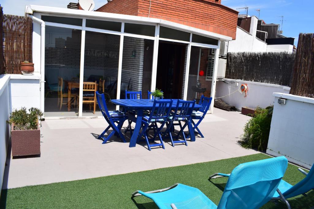 a blue table and chairs on a patio at Duplex Berlin 87 in Barcelona