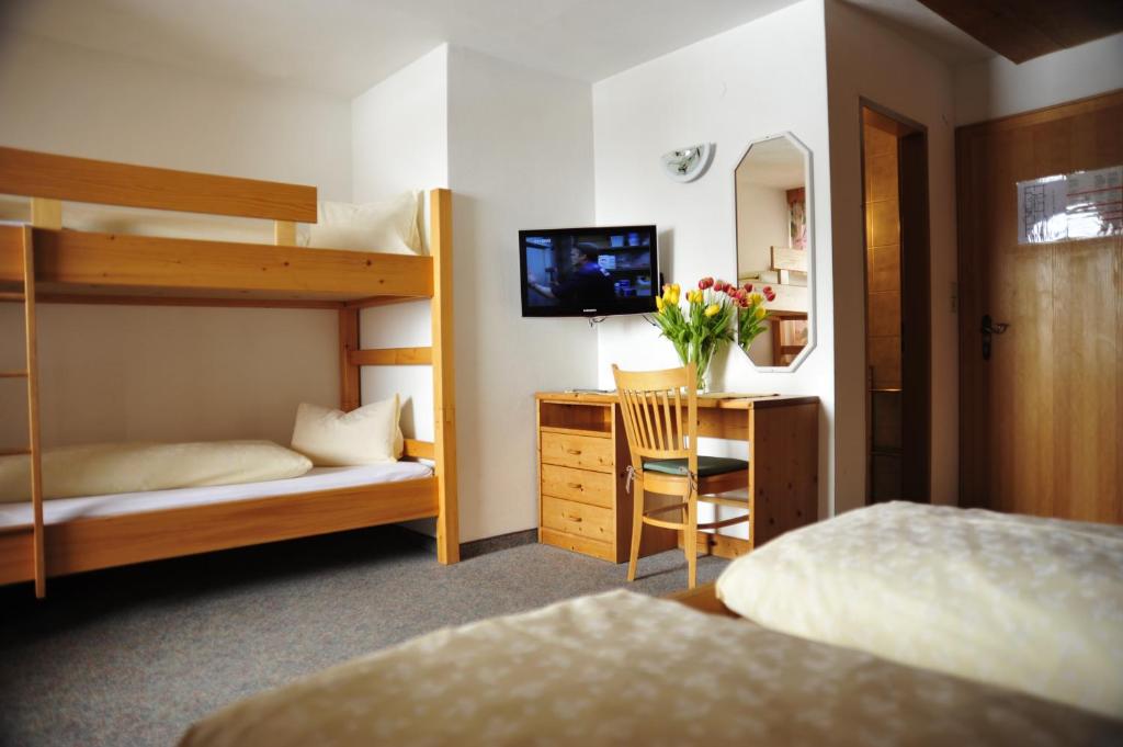 Postel nebo postele na pokoji v ubytování Ferienhotel Iris