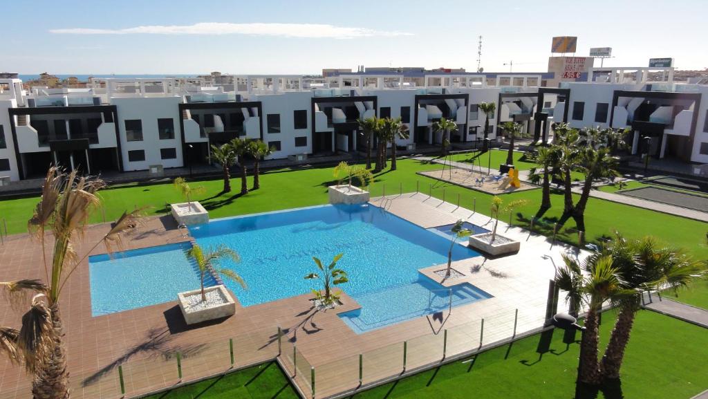 una vista aérea de una piscina en un edificio en Oasis Beach 5, en Playas de Orihuela