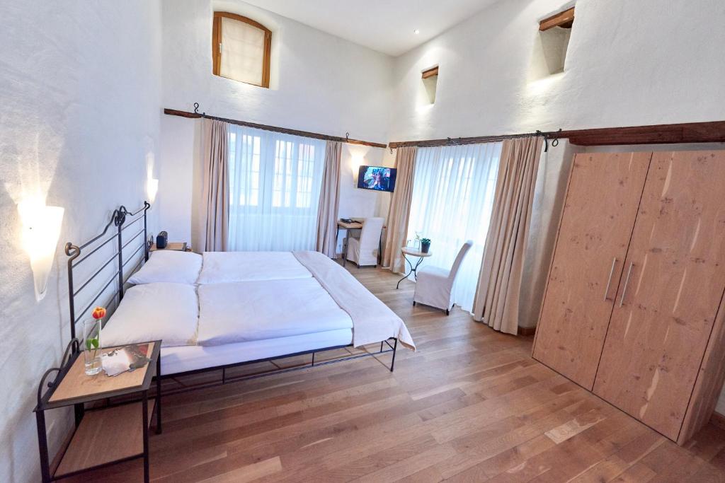 TV a/nebo společenská místnost v ubytování Hotel Restaurant Rathaus