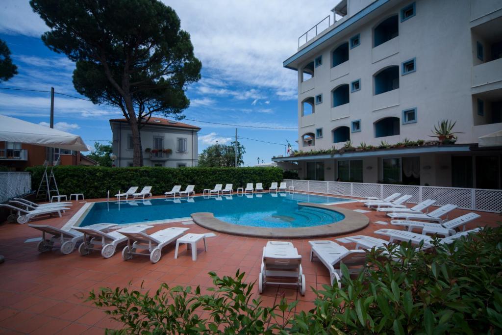 Bazén v ubytování Hotel Ricchi nebo v jeho okolí