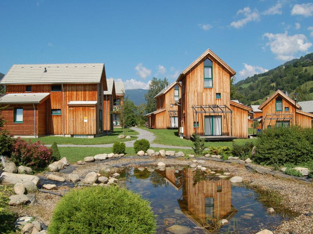 ザンクト・ローレンツェン・オプ・ムーラウにあるSplendid Holiday Home in Kreischberg Murau near Ski Resortの池のある家