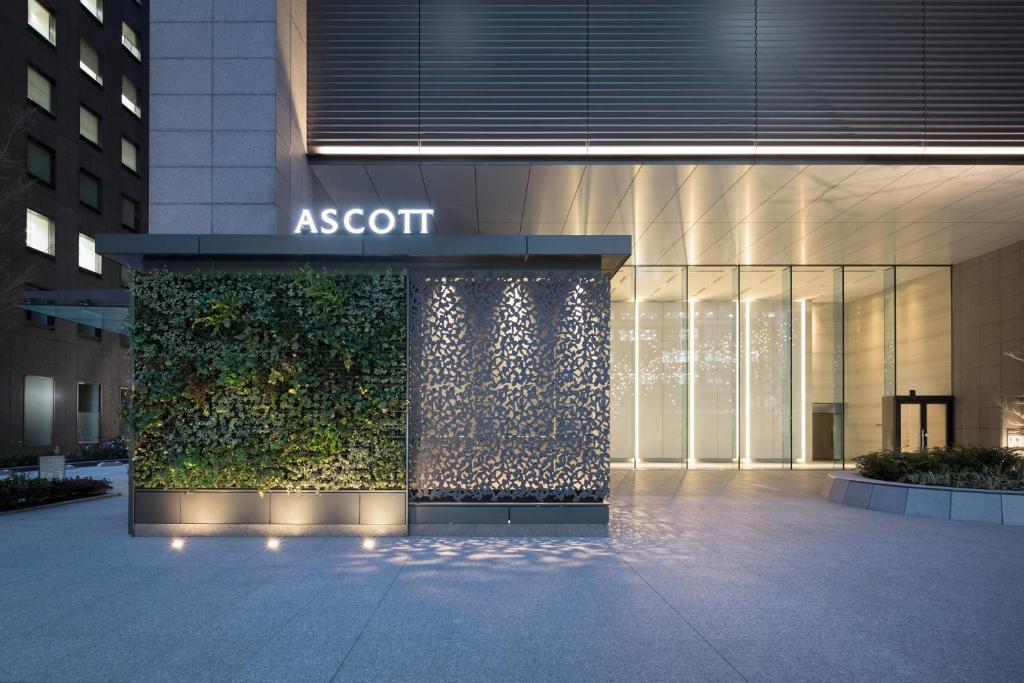 einen Blick nach außen auf ein asoziales Gebäude in der Unterkunft Ascott Marunouchi Tokyo in Tokio