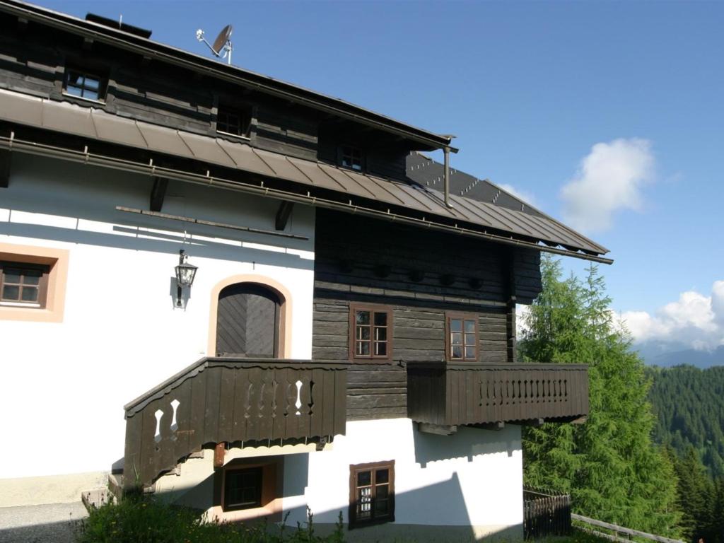 シュラニツェンにあるApartment in Nassfeld Carinthia with sauna and poolのバルコニー付きの家
