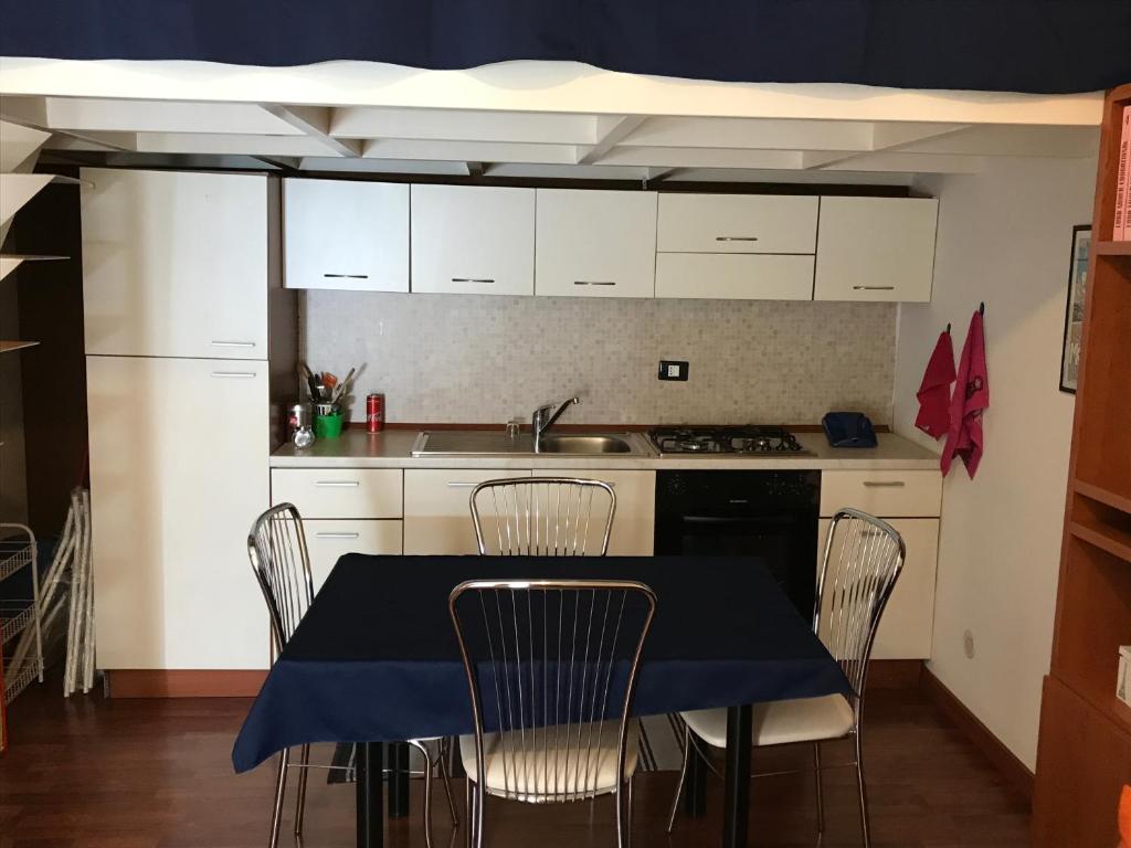 uma cozinha com uma mesa com uma toalha de mesa azul em Cartia 91 em Ragusa