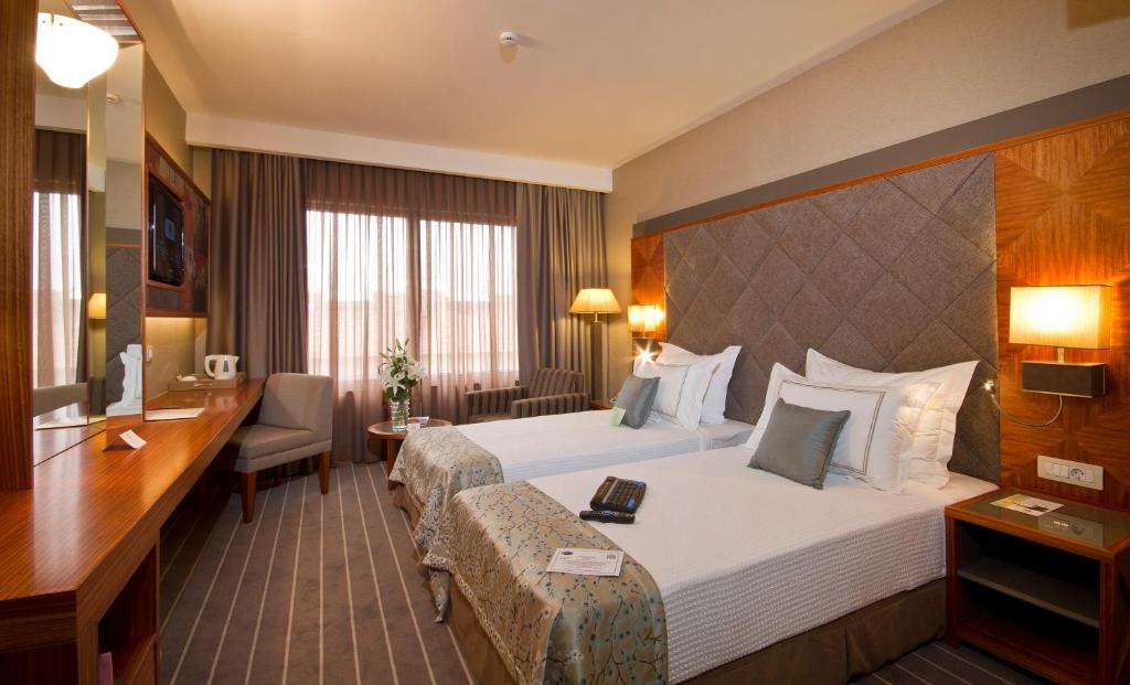Llit o llits en una habitació de Tugcan Hotel