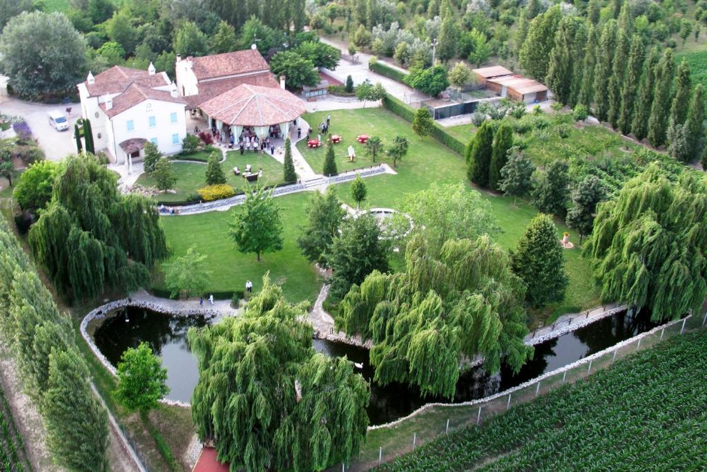 an aerial view of a house with a garden at Villamoreno in Merlara