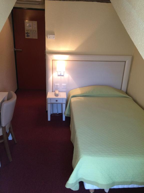 Postel nebo postele na pokoji v ubytování Hotel Elysée