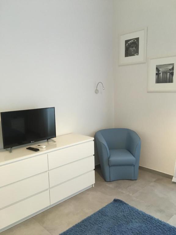 フィレンツェにあるA Casa di Sara 2のリビングルーム(テレビ、青い椅子付)