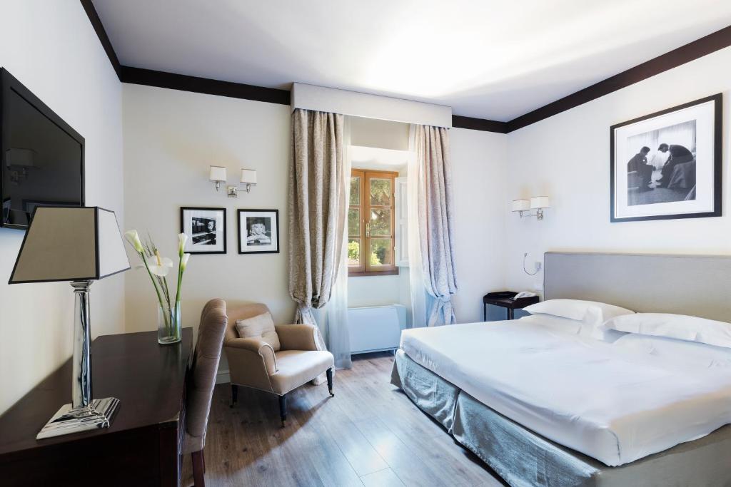 Postel nebo postele na pokoji v ubytování FH55 Hotel Villa Fiesole