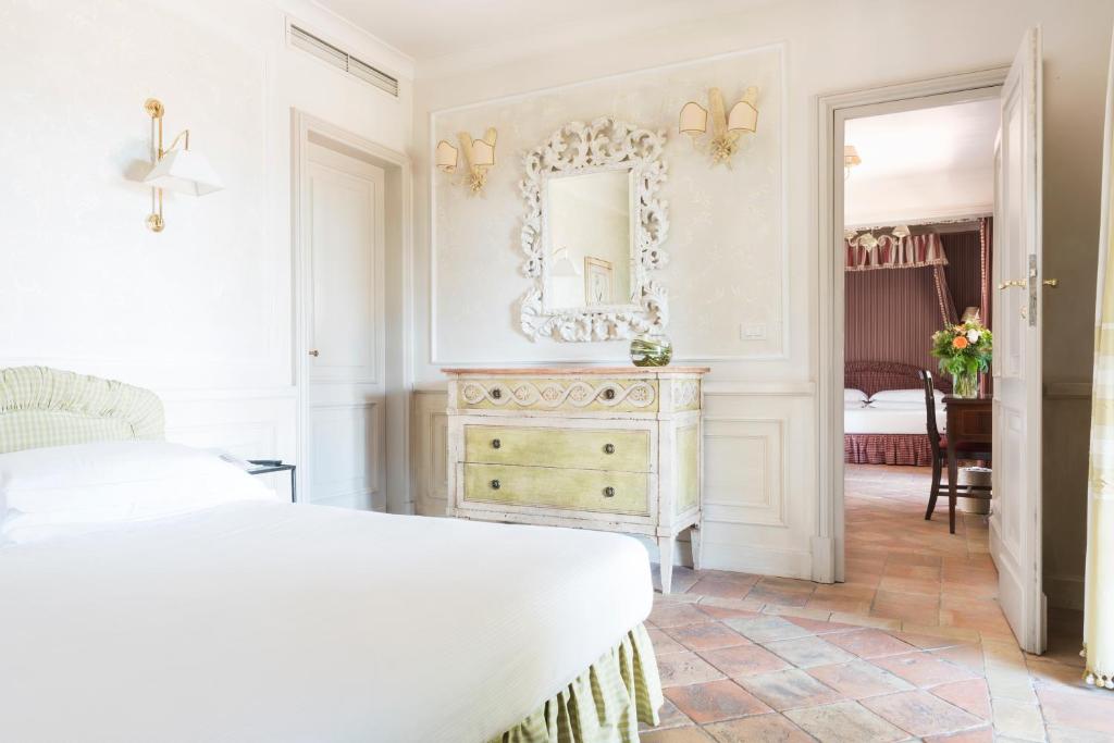 Postel nebo postele na pokoji v ubytování FH55 Hotel Villa Fiesole