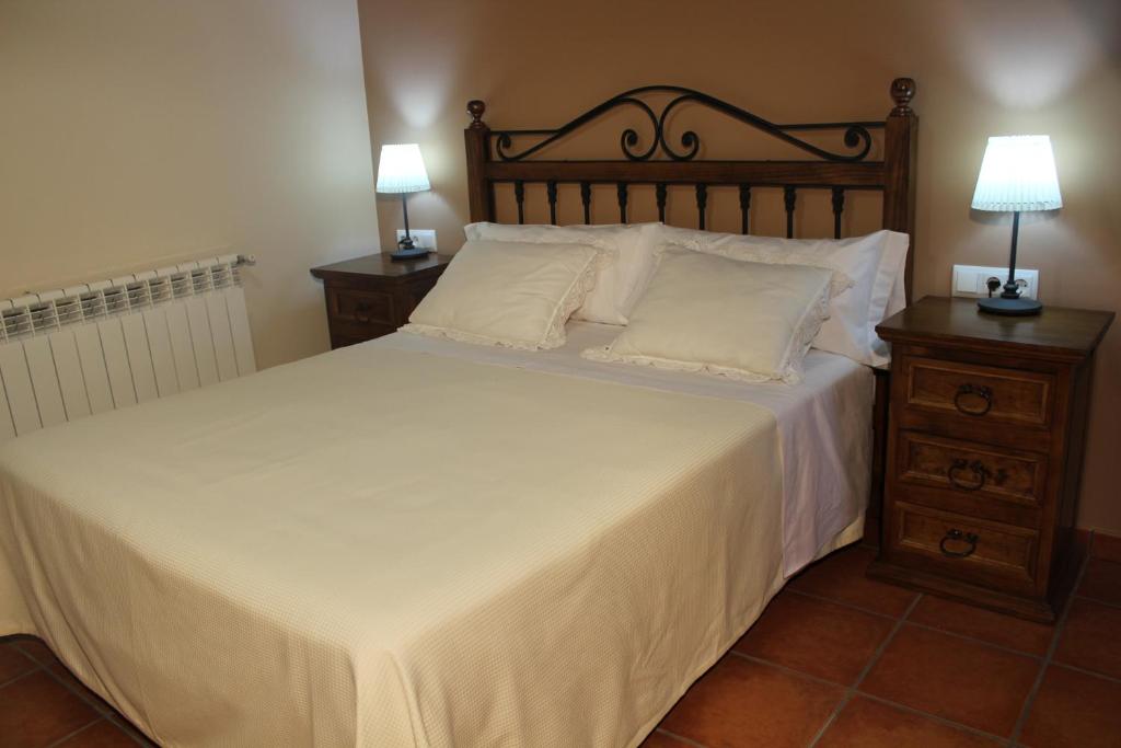 Postel nebo postele na pokoji v ubytování Apartamentos Los Rosales de Isabel