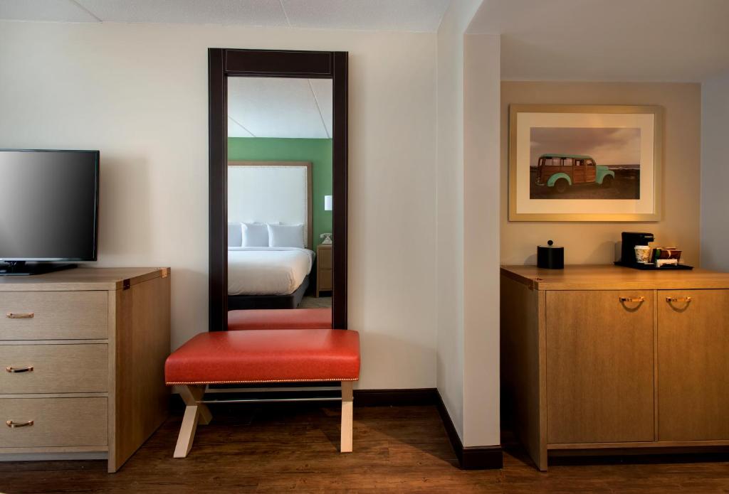 Hayes Street Hotel Nashville - King Room Met Roll -in Douche - Toegang Van Handicaps