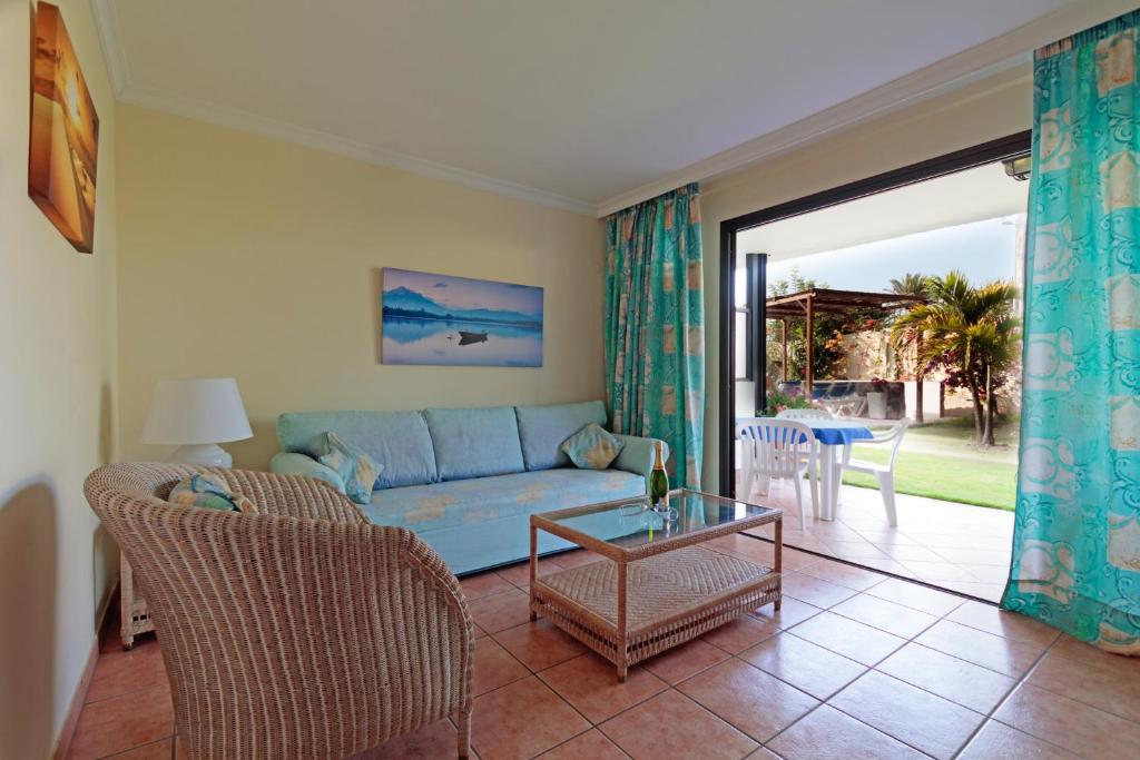 A seating area at Alsol Nogal- Adults Only
