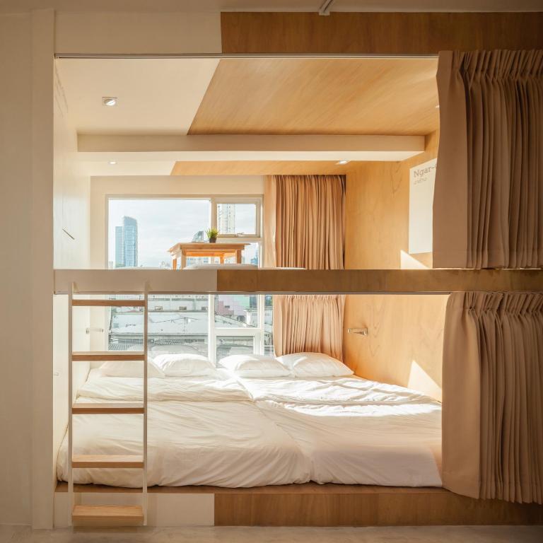 Postel nebo postele na pokoji v ubytování BoB Hostel บ็อบโฮสเทล