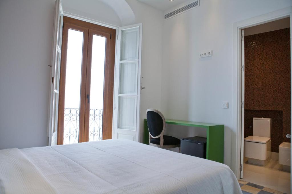 Łóżko lub łóżka w pokoju w obiekcie Hostal El Alojado de Velarde