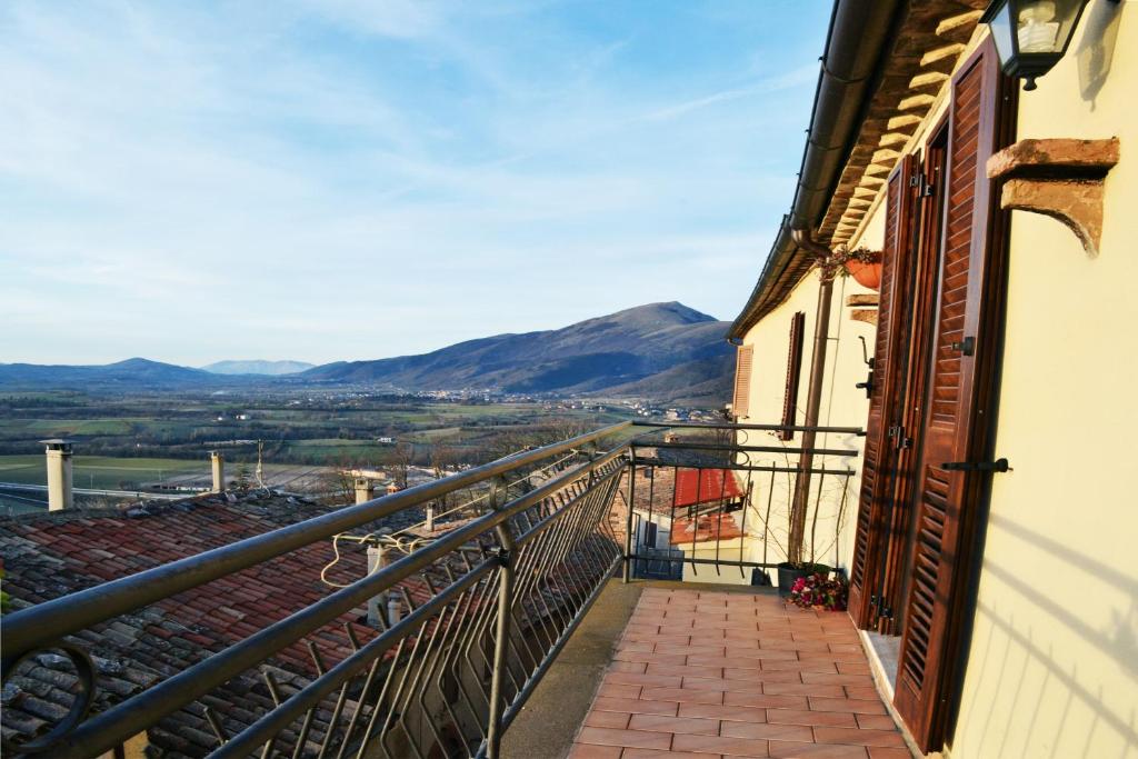 Fossato di VicoにあるAppartamento Bellavistaの山々の景色を望むバルコニー