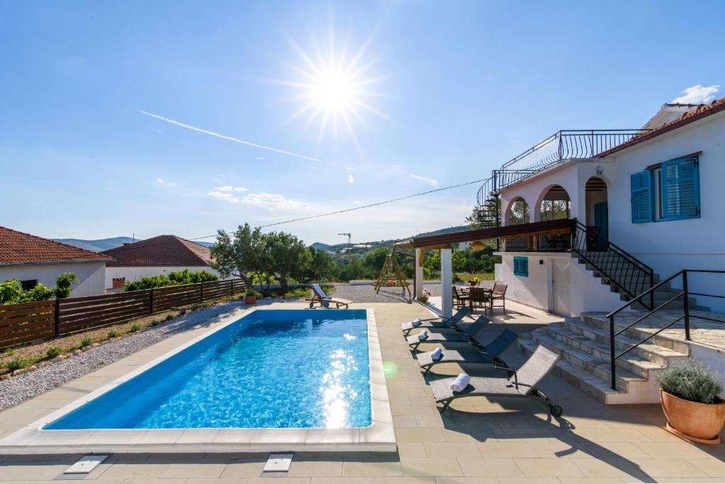 Bazén v ubytovaní Holiday home Trogir flower alebo v jeho blízkosti