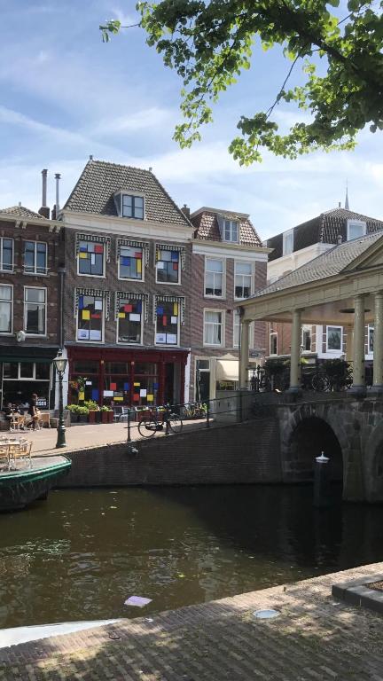 NR22 Leiden - Large Double Room