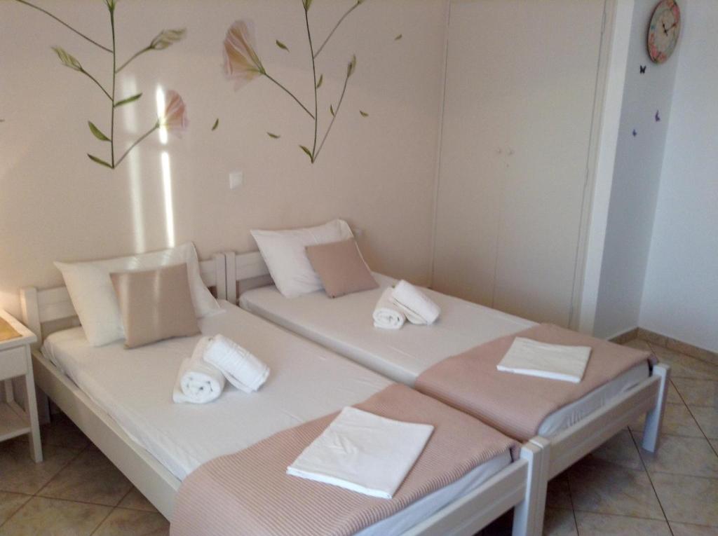 Ένα ή περισσότερα κρεβάτια σε δωμάτιο στο Nikoletta Rooms