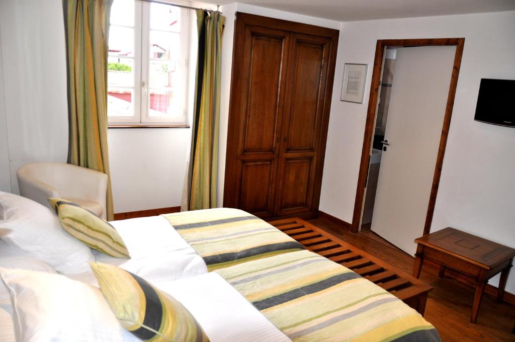 Postel nebo postele na pokoji v ubytování Hôtel Euzkadi