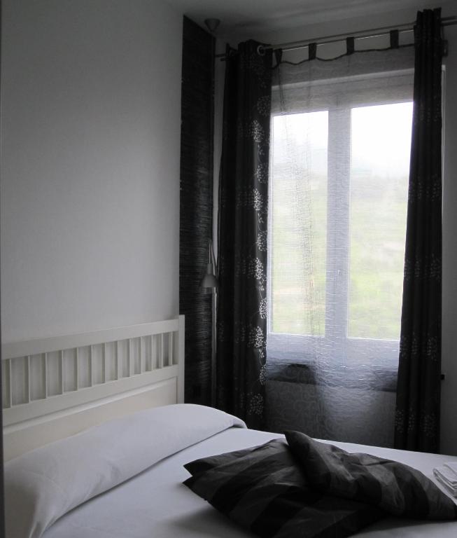 a bedroom with a bed and a window at B&B Le Giare in Monterosso al Mare