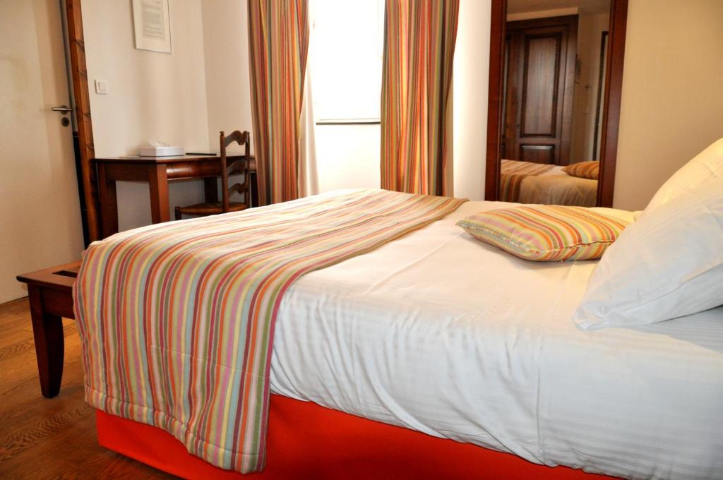 Postel nebo postele na pokoji v ubytování Hôtel Euzkadi
