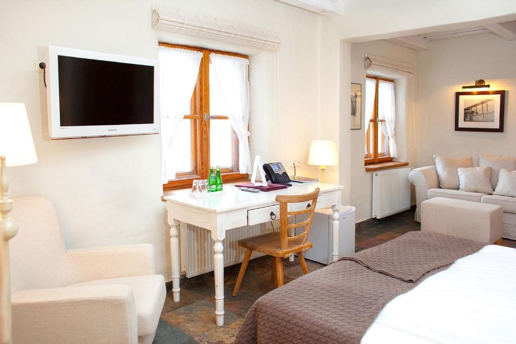 Televízia a/alebo spoločenská miestnosť v ubytovaní Osada Głęboczek. Vine Resort&Spa