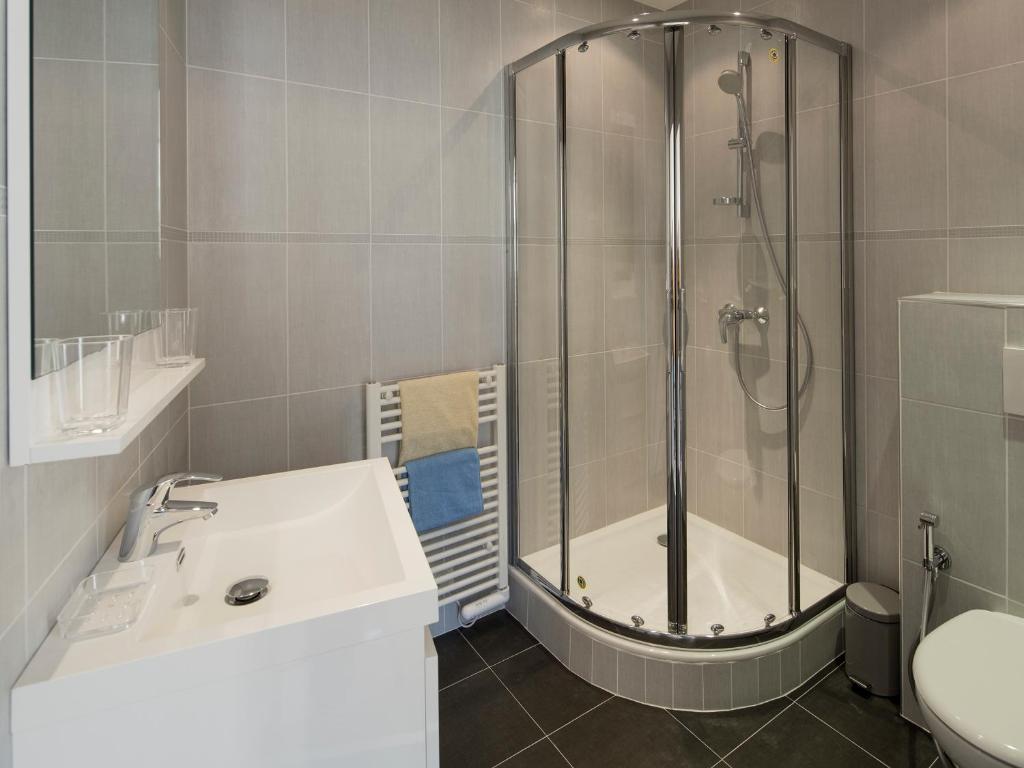 une salle de bain avec douche et lavabo dans l'établissement France-Studio-Nice-Carré d'Or, à Nice